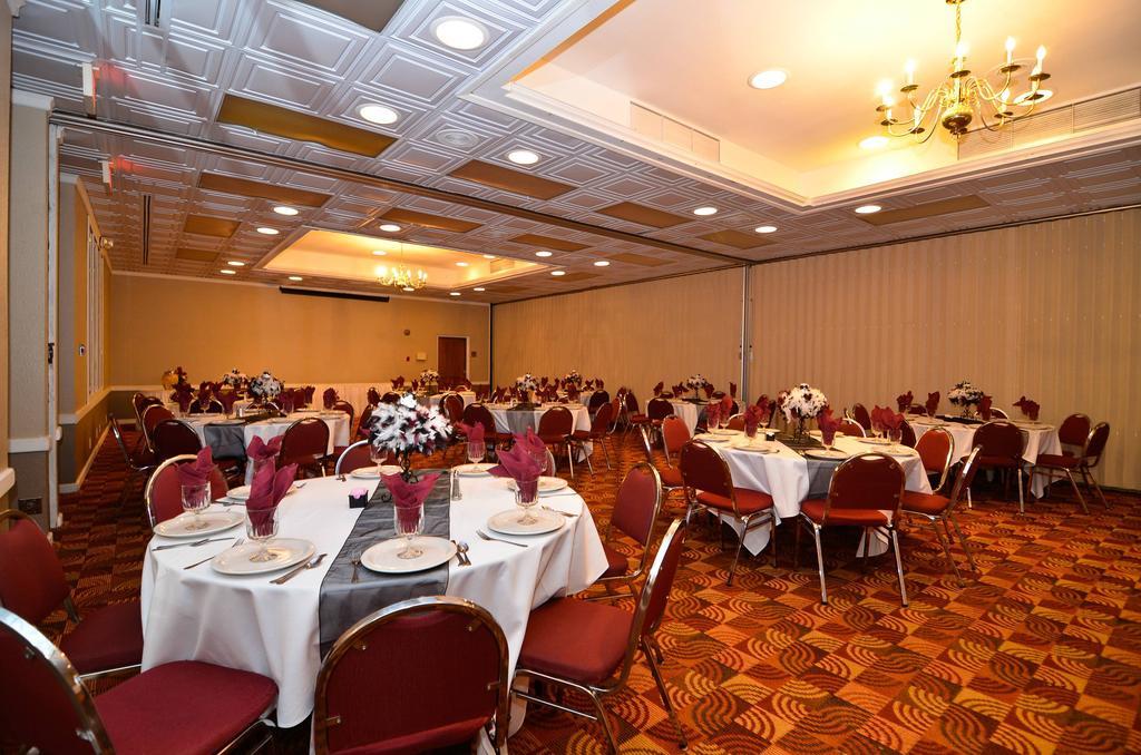 Red Lion Hotel Фармингтон Ресторан фото